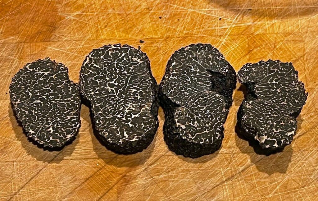 Une truffe noire, détaillée en tranches épaisses